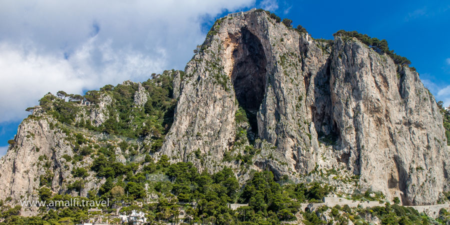 Vue de l’île de Capri depuis le bateau, Italie