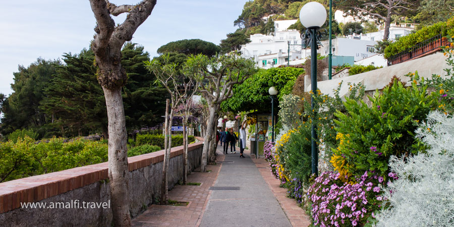 La route vers les jardins d’Auguste, île de Capri, Italie