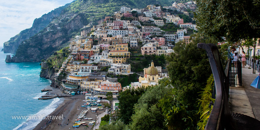 Aussicht von der Straße Cristoforo Colombo auf Positano, Italien