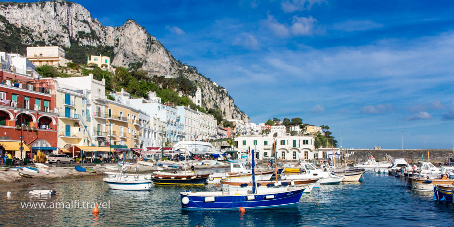 Motorówki i łódki w Marina Grande, wyspa Capri, Włochy