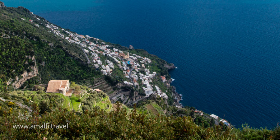 Vista de Praiano desde el Sendero de los Dioses, Italia